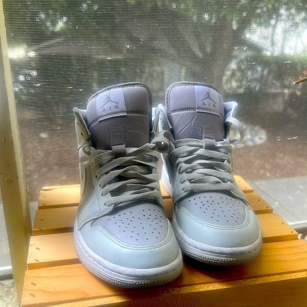 Nike Air Jordan Women Mid Photon Dust / White barely used in great condition